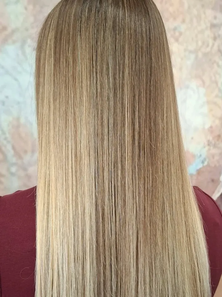 Capelli lunghi lisci e lucidi, biondo sfumato