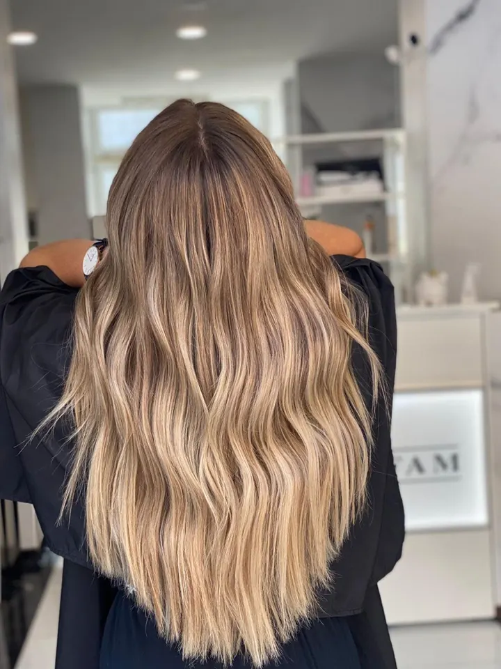 Capelli lunghi mossi biondo miele, di spalle