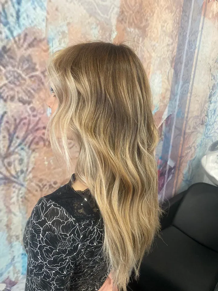 Capelli lunghi biondo cenere, di profilo