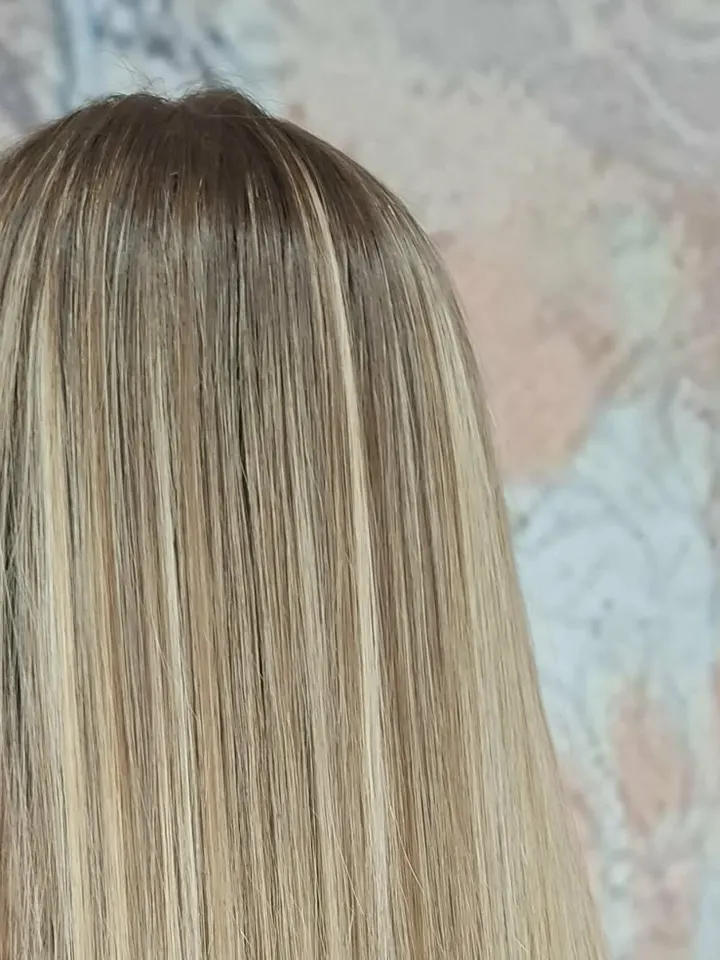 Capelli lisci con schiariture bionde, da vicino