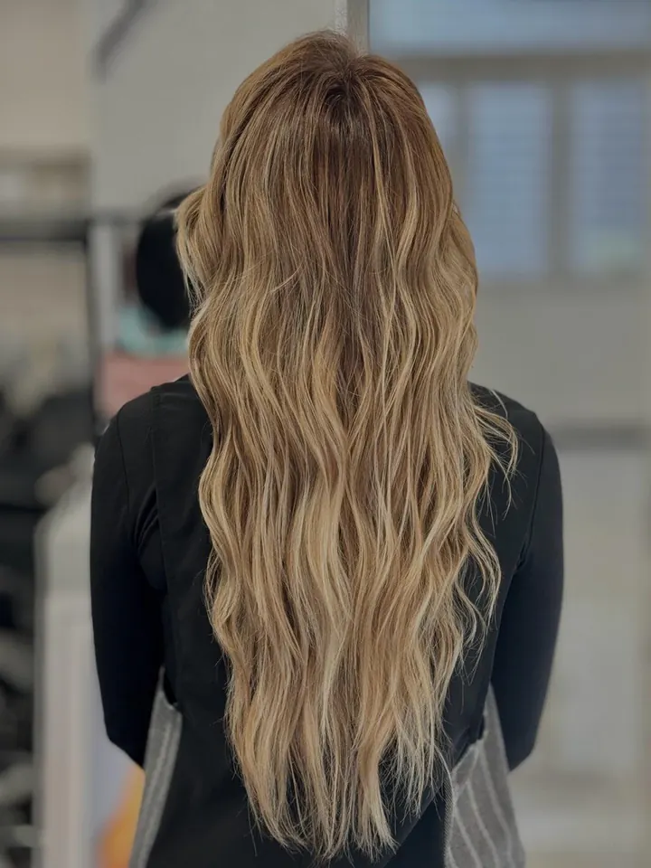 Capelli lunghissimi mossi, dal castano al biondo