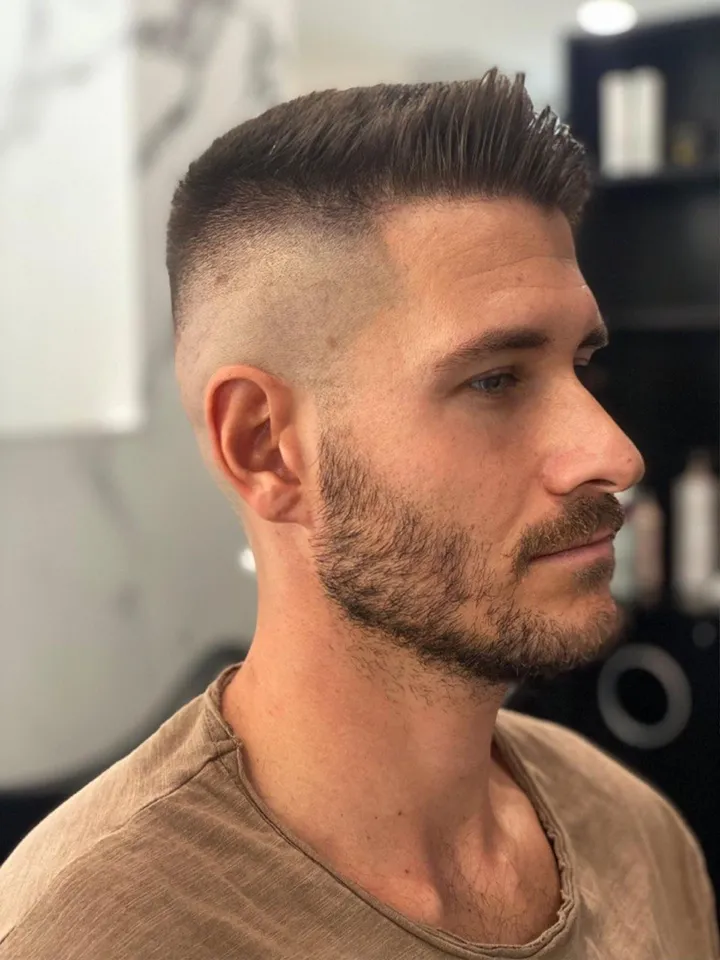 Taglio uomo con la barba, di profilo